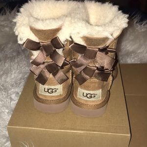 UGG Bailey Bow Size 7 (toddler)